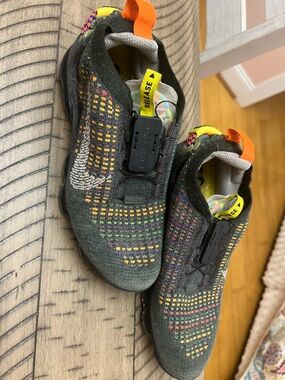 Nike Kids Olive Air Vapor Max Fly Knit Size 5Y Great Condition Still has all air